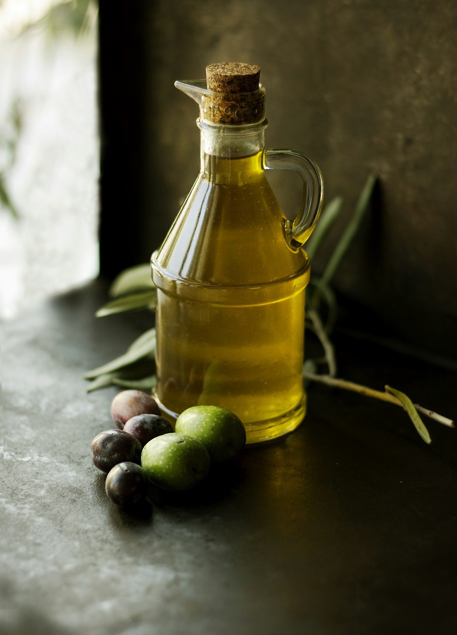 Μπουκάλι ελαιόλαδου σε τετράγωνη σύνθεση